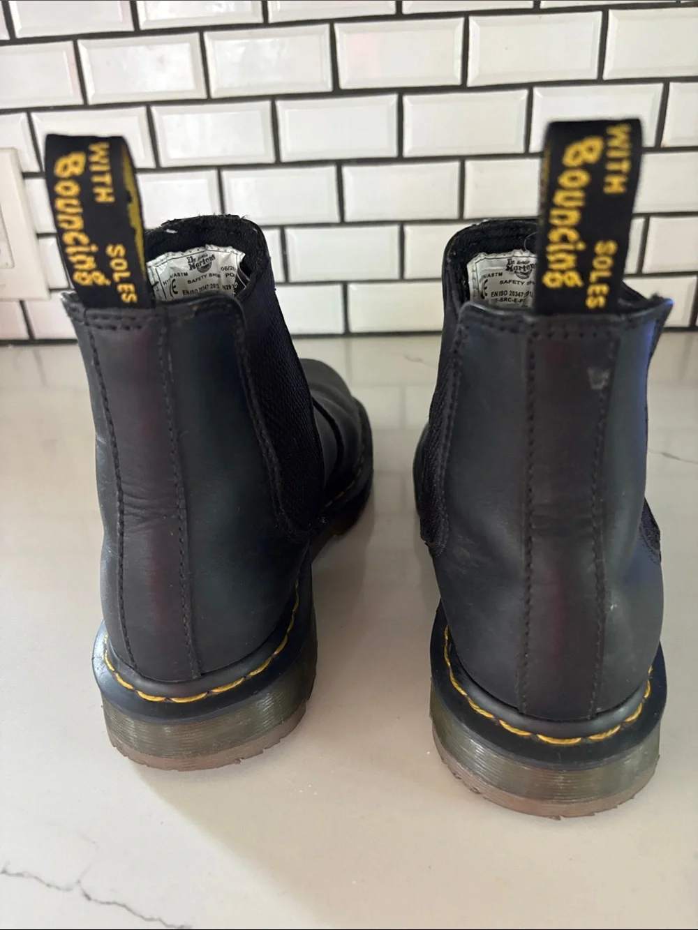 Dr Martens 2976 Slip Resistant Leather Chelsea Boots, Women’s 7/Men’s 6 EXC COND